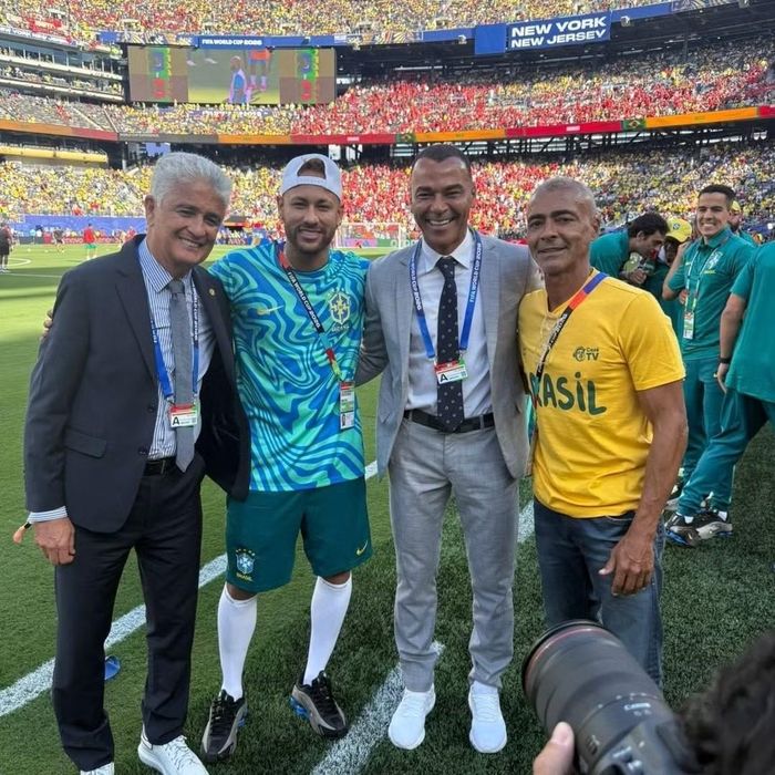 Trên trang cá nhân, huyền thoại Cafu đăng tải bức ảnh chụp cùng Neymar tại World Cup 2026. Cựu đội trưởng tuyển Brazil diện vest lịch lãm, gửi lời động viên đàn em nỗ lực trong kỳ World Cup được xem là cuối cùng của sự nghiệp. Do chưa bình phục hoàn toàn chấn thương, Neymar vắng mặt ở trận ra quân gặp Morocco và được kỳ vọng trở lại trong các cuộc đối đầu với Haiti và Scotland ở vòng bảng.