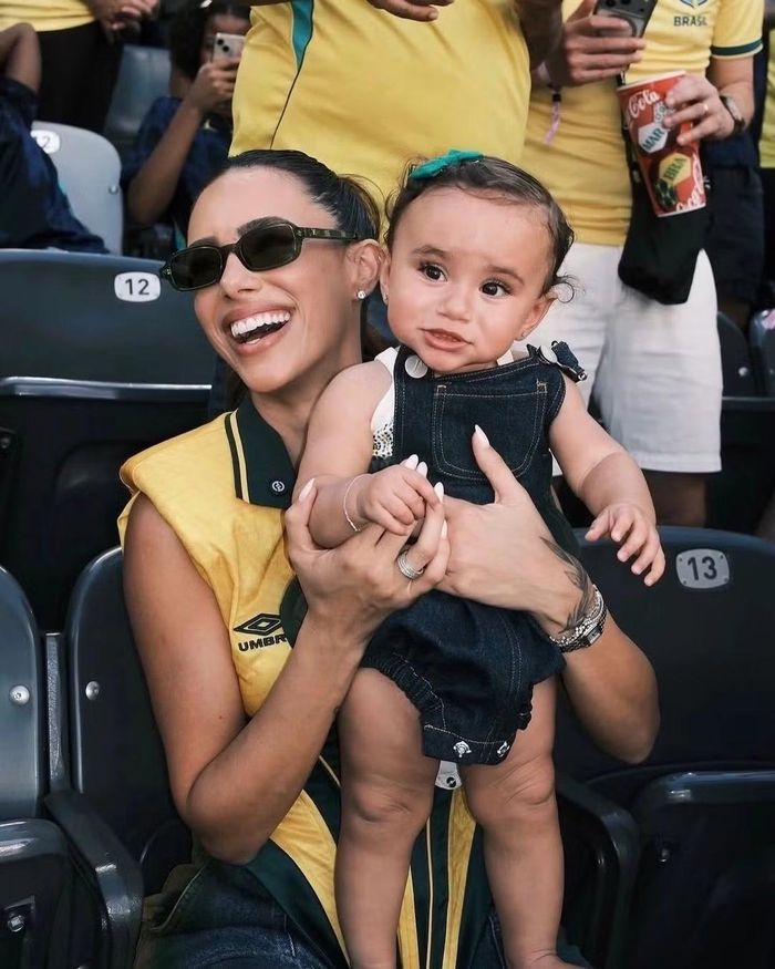 Người mẫu Bruna Biancardi thu hút sự chú ý trên khán đài sân MetLife khi đưa hai con gái đến cổ vũ tuyển Brazil trong trận hòa Morocco 1-1 ở lượt mở màn bảng C World Cup 2026. Bạn gái của Neymar lựa chọn phong cách blokecore với áo đấu mang tên và số áo của tiền đạo sinh năm 1992.