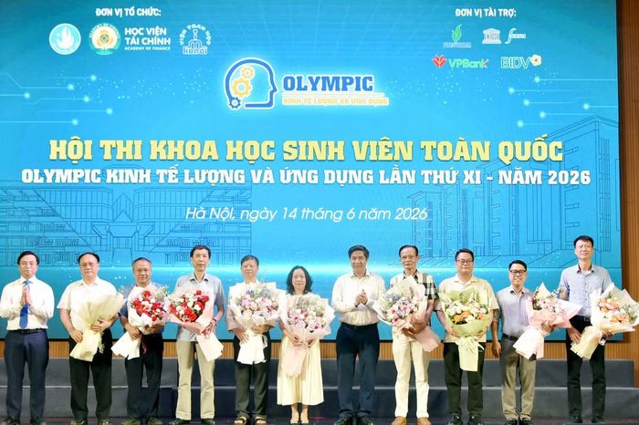 Anh Nguyễn Đức Nguyên - Phó Chủ tịch Trung ương Hội SVVN tặng hoa tri ân hội đồng ban giám khảo của hội thi.