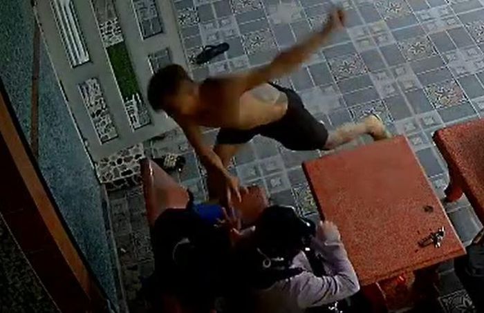 Hình ảnh Phan Minh Tài hành hung Thẩm phán và Thư ký