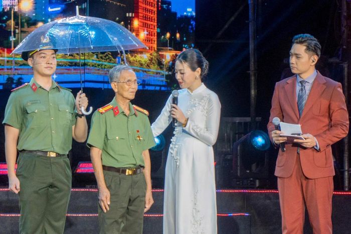 Anh hùng Lực lượng vũ trang nhân dân Võ Văn Em (đứng giữa), nguyên cán bộ điệp báo cánh Dĩ An, từng tham gia nhiều nhiệm vụ đặc biệt trong thời kỳ kháng chiến.