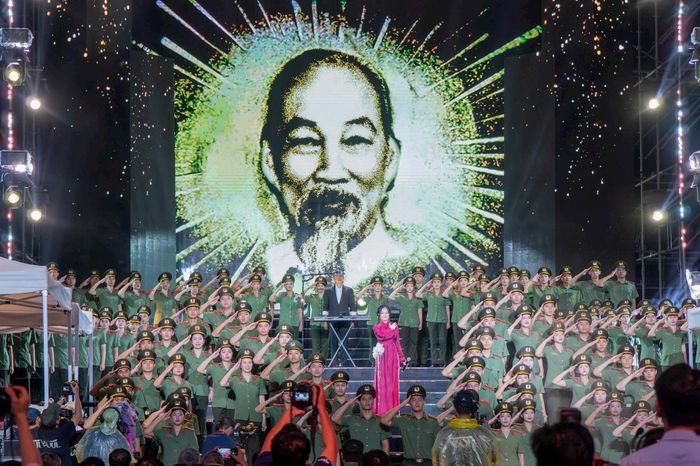 Lắng đọng cảm xúc với gala "Tổ quốc bình yên".