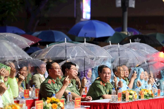 Các đại biểu "đội mưa" xem gala.