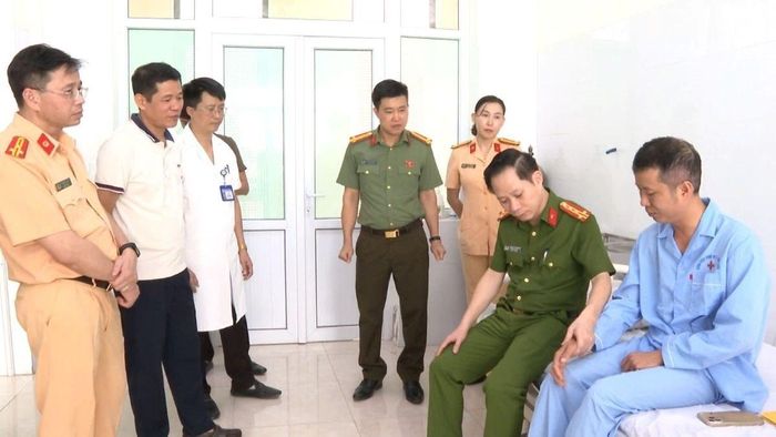 Vết thương của Thiếu tá Nguyễn Xuân Sơn được xử lý kịp thời.