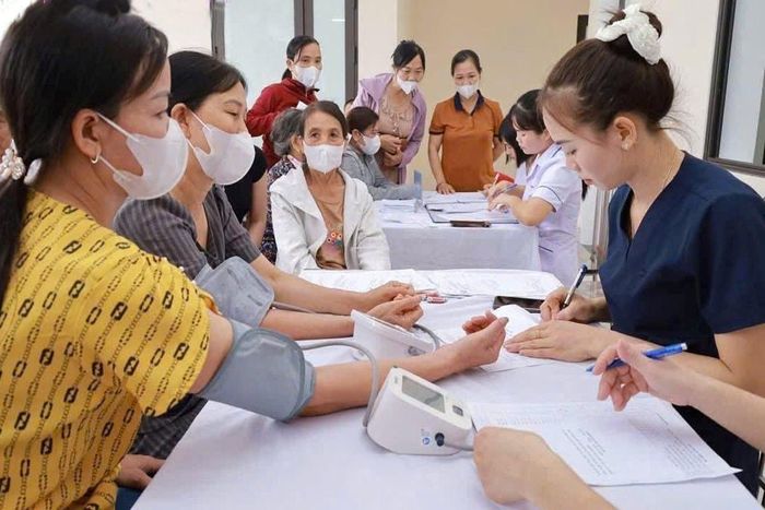 Bác sĩ hướng dẫn người dân theo dõi sức khỏe và kiểm tra định kỳ để phát hiện bệnh sớm.