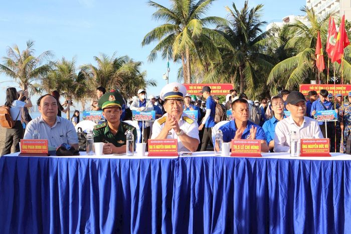 Các đại biểu tham dự chương trình “Clean up Son Tra - lặn biển nhặt rác, bảo vệ san hô và hệ sinh thái biển”.