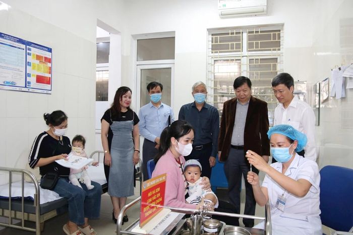 Cơ quan chức năng tăng cường kiểm tra, giám sát công tác tiêm chủng vắc xin phòng bệnh sởi tại địa phương (Ảnh minh họa).