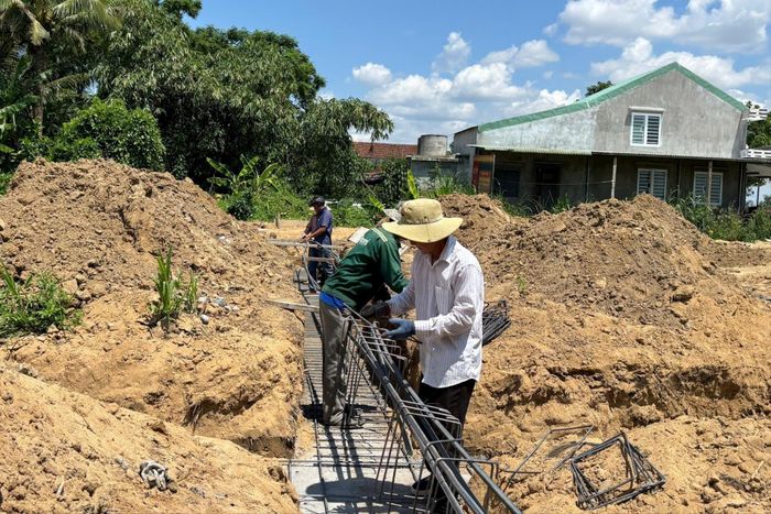 Nhà tránh lũ cộng đồng tại thôn Phú Hữu đang triển khai phần móng.