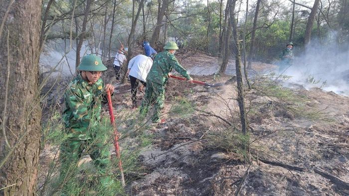 Lực lượng chức năng khống chế, dập tắt đám cháy.
