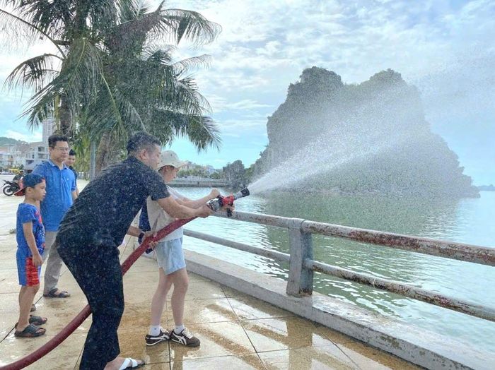 Trải nghiệm phun nước chữa cháy.