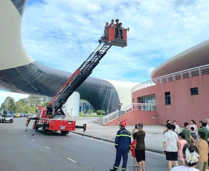 Trải nghiệm thoát nạn bằng xe thang.
