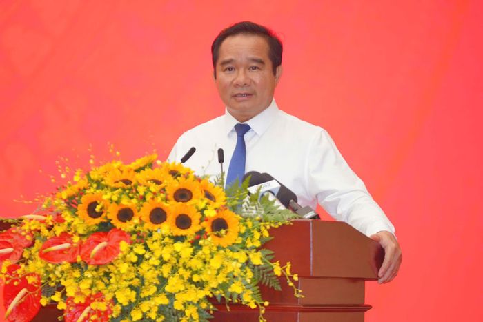 Chủ tịch UBND TP.HCM Nguyễn Văn Được báo cáo với đoàn công tác tại buổi làm việc. Ảnh: Duy Phú