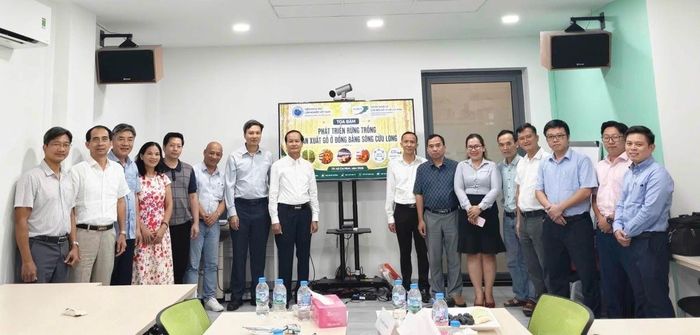 Các chuyên gia, nhà khoa học và doanh nghiệp chụp ảnh lưu niệm tại tọa đàm