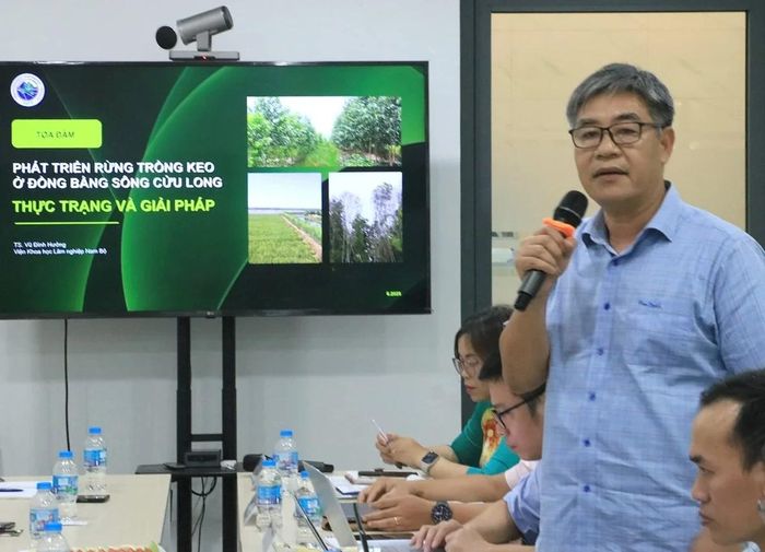 TS. Vũ Đình Hưởng - Viện Khoa học Lâm nghiệp Nam Bộ chia sẻ tại tọa đàm. Ảnh: Thanh Sơn