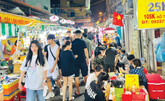 Phố ẩm thực Hồ Thị Kỷ tấp nập khách