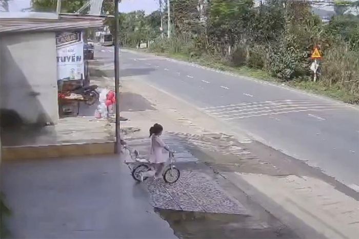 Bé gái đi xe đạp từ hiên nhà ra thẳng đường giao thông. Ảnh chụp màn hình