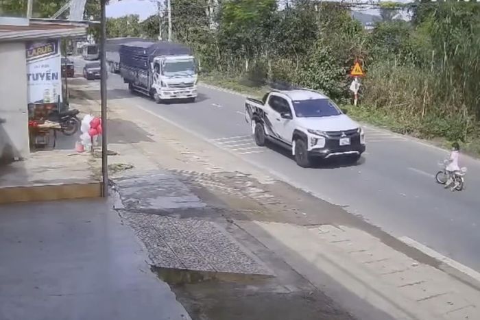 Dòng phương tiện phải phanh gấp để tránh bé gái. Ảnh chụp màn hình