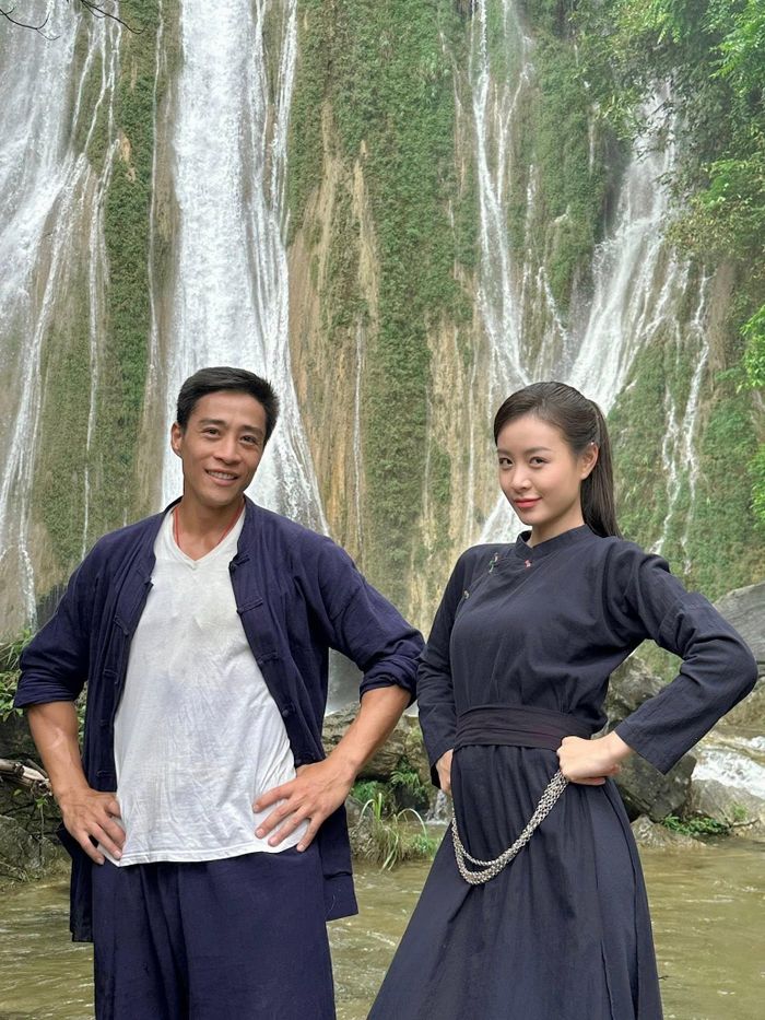 Diễn viên Linh Sơn và bạn diễn Trang Emma ở hậu trường phim. 