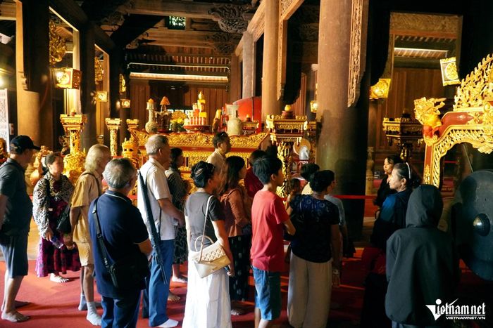 Mỗi ngày ở Khu di tích Lịch sử Lam Kinh đón trung bình hơn 2.000 lượt khách đến tham quan