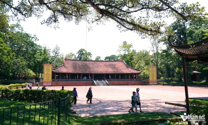 Không gian của khu chính điện Lam Kinh
