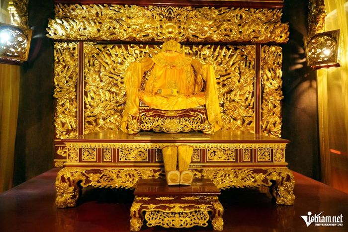 Ngai vua cũng hoàn toàn được dát vàng