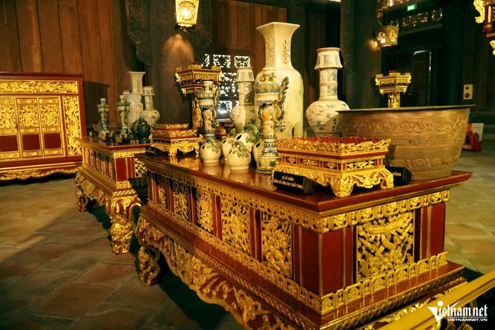 Nội thất bên trong chính điện được dát bằng vàng