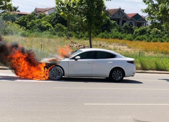 Chiếc xe Mazda3 bốc chạy ở Hà Tĩnh. Ảnh: Thiện Lương