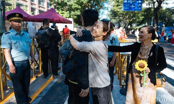 Thí sinh đến điểm thi Trường THPT số 8 Bắc Kinh trong ngày đầu tiên của kỳ thi tuyển sinh đại học quốc gia Trung Quốc (Cao khảo) năm 2026, sáng 7/6. Ảnh: GT