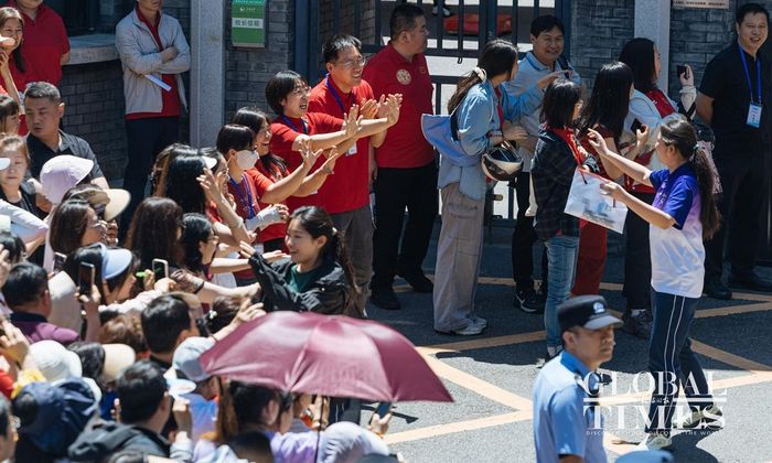 Thí sinh rời điểm thi sau khi hoàn thành bài thi Ngữ văn, môn thi đầu tiên của kỳ thi Cao khảo 2026, tại Bắc Kinh trưa 7/6. Ảnh: GT