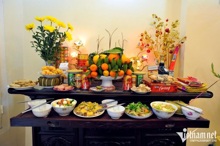 Ngày mùng 1, các gia đình thường bày biện hương hoa, lễ vật dâng thần linh, gia tiên. Ảnh minh họa
