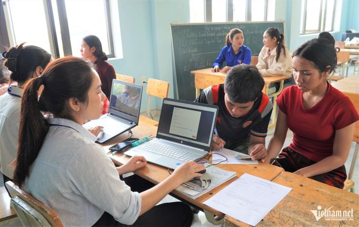 Anh A Dần và chị Y Ví (bên phải), thôn Lung Leng, xã Sa Bình được cán bộ xã hướng dẫn làm thủ tục đăng ký kết hôn ngay tại thôn, không phải tốn thời gian đến xã. Ảnh: Ngọc Chí