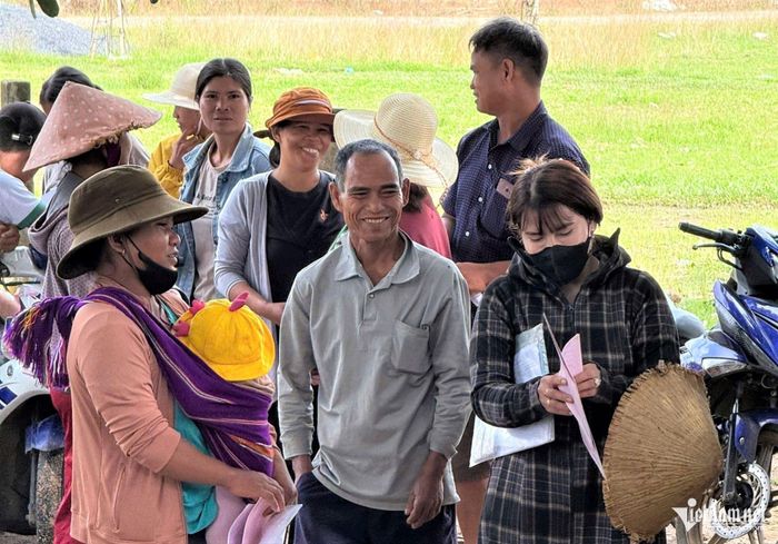 Cuối tuần, người dân ở các thôn đồng bào DTTS xã Đăk Rơ Wa tập trung về nhà văn hóa thôn để được cán bộ xã hướng dẫn làm các TTHC. Ảnh: Ngọc Chí