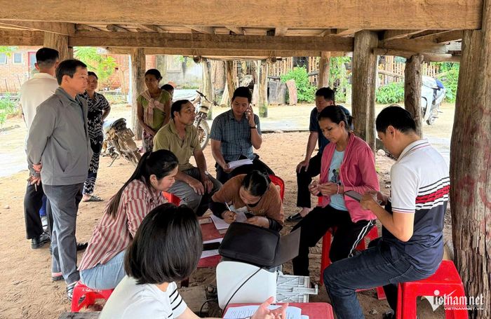 Dịch vụ công về tận thôn đã giúp cho đồng bào DTTS đỡ tốn thời gian và chi phí đi lại khi muốn giải quyết các TTHC. Ảnh: Ngọc Chí