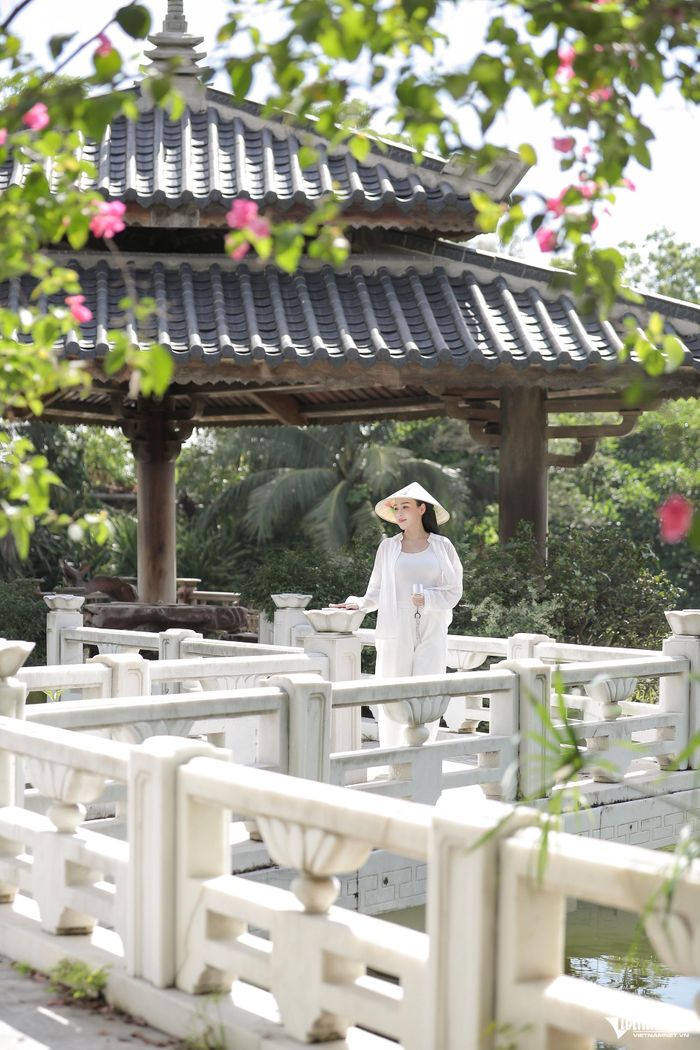Niềm vui của Khánh Ly mỗi khi trở về nhà vườn là nhìn những vật nuôi hít thở không khí trong lành sau những ngày làm việc căng thẳng. 