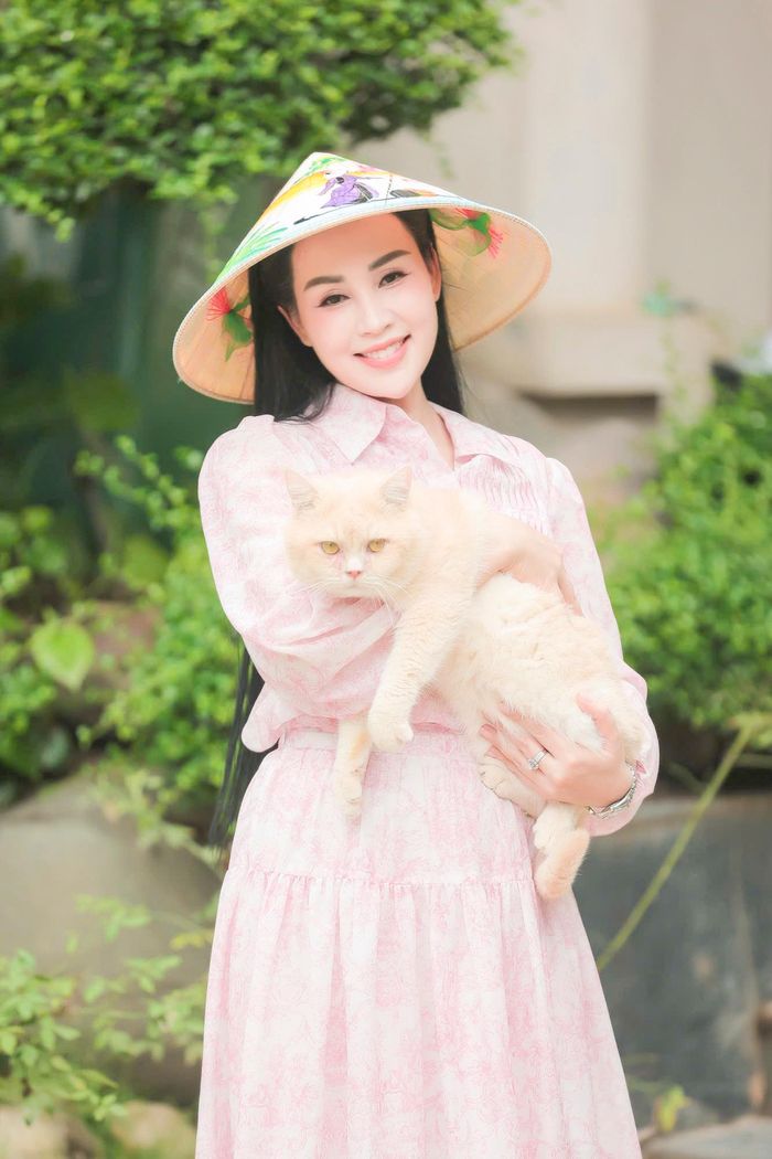 Đặc biệt, khu nhà vườn còn có khu nuôi mèo cảnh của Anh. Nữ ca sĩ thuê hai bác sĩ thú y chăm sóc mèo mỗi ngày. 