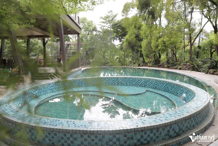 Bể bơi xanh mát là nơi cuối tuần cả gia đình Khánh Ly thư giãn. 