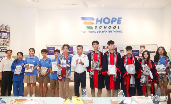 Tại chương trình lần này, Báo VietNamNet đã trao tặng sách cho thư viện nhà trường nhằm bổ sung nguồn tài liệu phục vụ học tập, đồng thời lan tỏa tri thức và kết nối yêu thương đến các em học sinh.