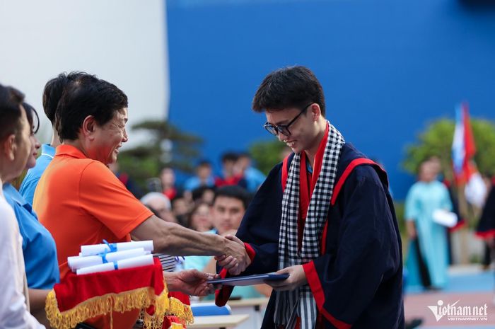 Khoảnh khắc các em học sinh làm lễ trưởng thành. Đại diện học sinh lớp 12 cho hay ngôi Trường Hy Vọng đã giúp các em vượt qua khó khăn và học cách trưởng thành.