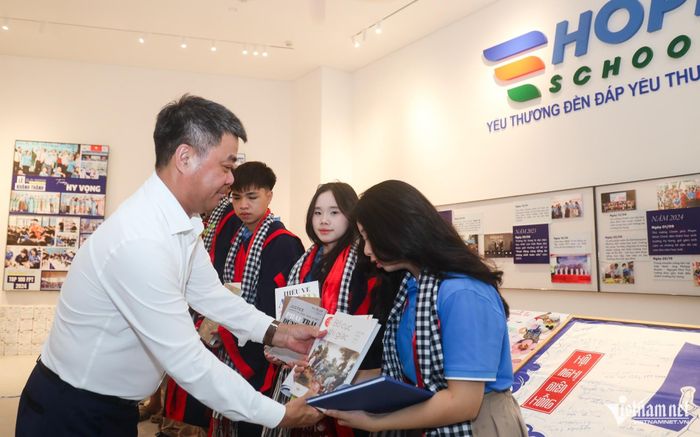 Ông Nguyễn Văn Bá, Tổng Biên tập Báo VietNamNet trao sách cho học sinh Trường Hy Vọng.