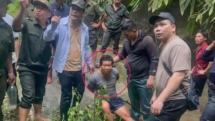 Cảnh sát hình sự Lào Cai bắt giữ Hù A San sau 8 giờ truy vết đối tượng. Ảnh: Tống Huệ