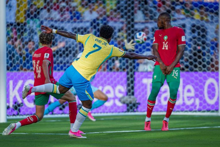 Khoảnh khắc nghệ thuật của Vinicius giúp Brazil gỡ hòa. Ảnh: CBF