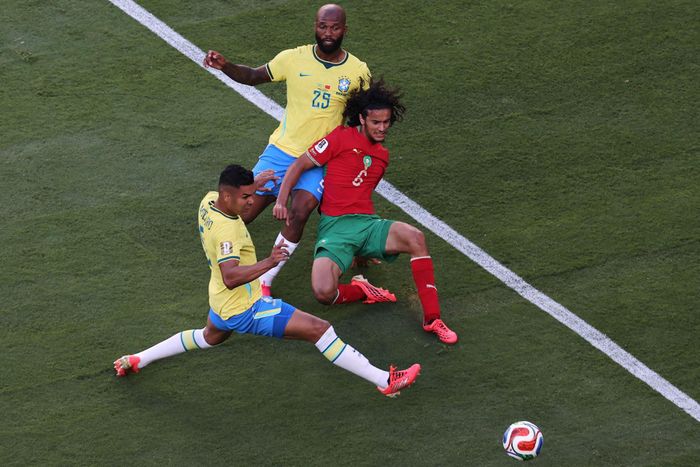 Bouaddi như một ông chủ trước Casemiro. Ảnh: Squawka