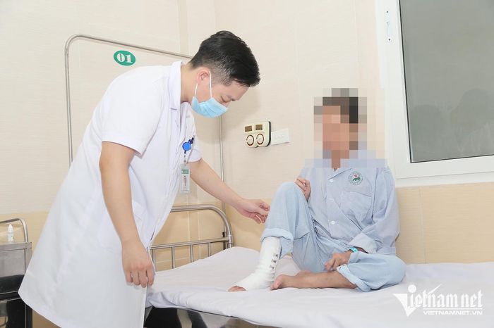 Bệnh nhân biến chứng đái tháo đường được điều trị tại Bệnh viện Đa khoa Đức Giang (Hà Nội). Ảnh: N. Huyền