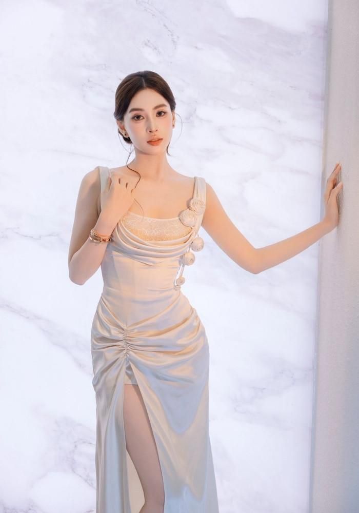 Hoa hậu Trần Tiểu Vy khoe nhan sắc qua loạt ảnh mới nhất. 