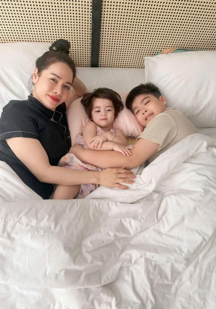Diễn viên Nhật Kim Anh hạnh phúc bên 2 con. 