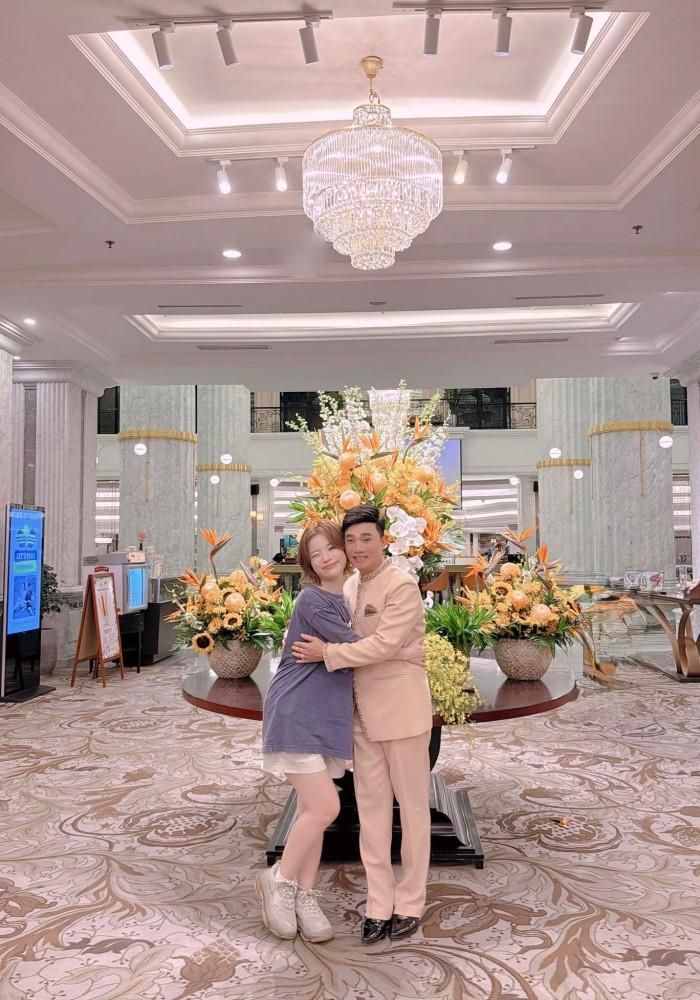 Ca sĩ Quang Linh và Lâm Bảo Ngọc mừng rỡ vì tình cờ "va vào nhau". 