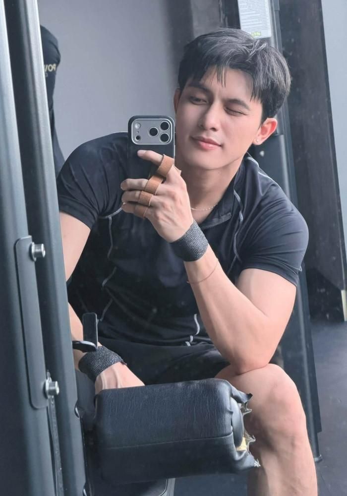 Diễn viên Trần Ngọc Vàng tích cực tập gym để nâng cấp bản thân. 