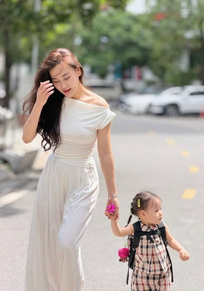 Diễn viên Phương Oanh đưa con gái đi dạo, chú thích: "Làm nền cho nàng ta". 
