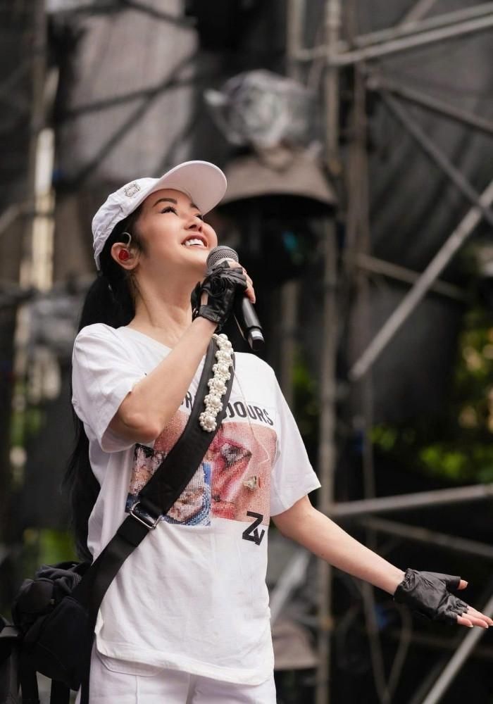 Diva Hồng Nhung tràn đầy năng lượng trong buổi tập luyện cho 1 show nhạc trực tiếp. 