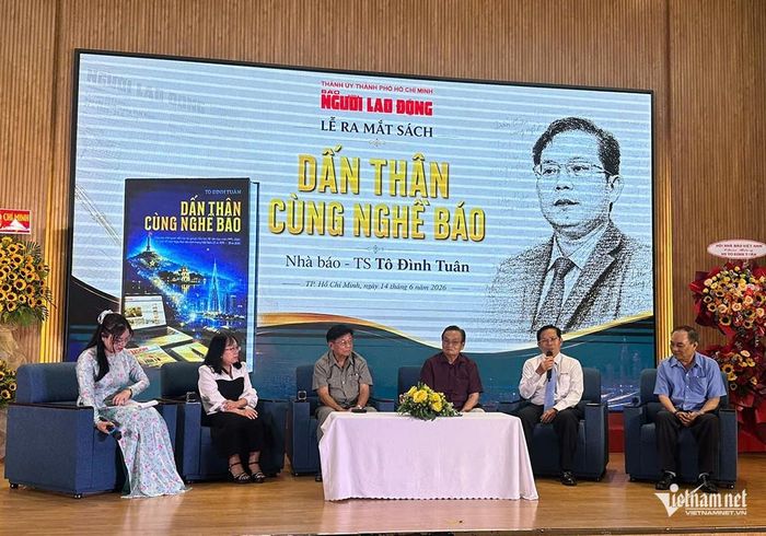 Nhà báo Tô Đình Tuân giao lưu cùng các khách mời. 